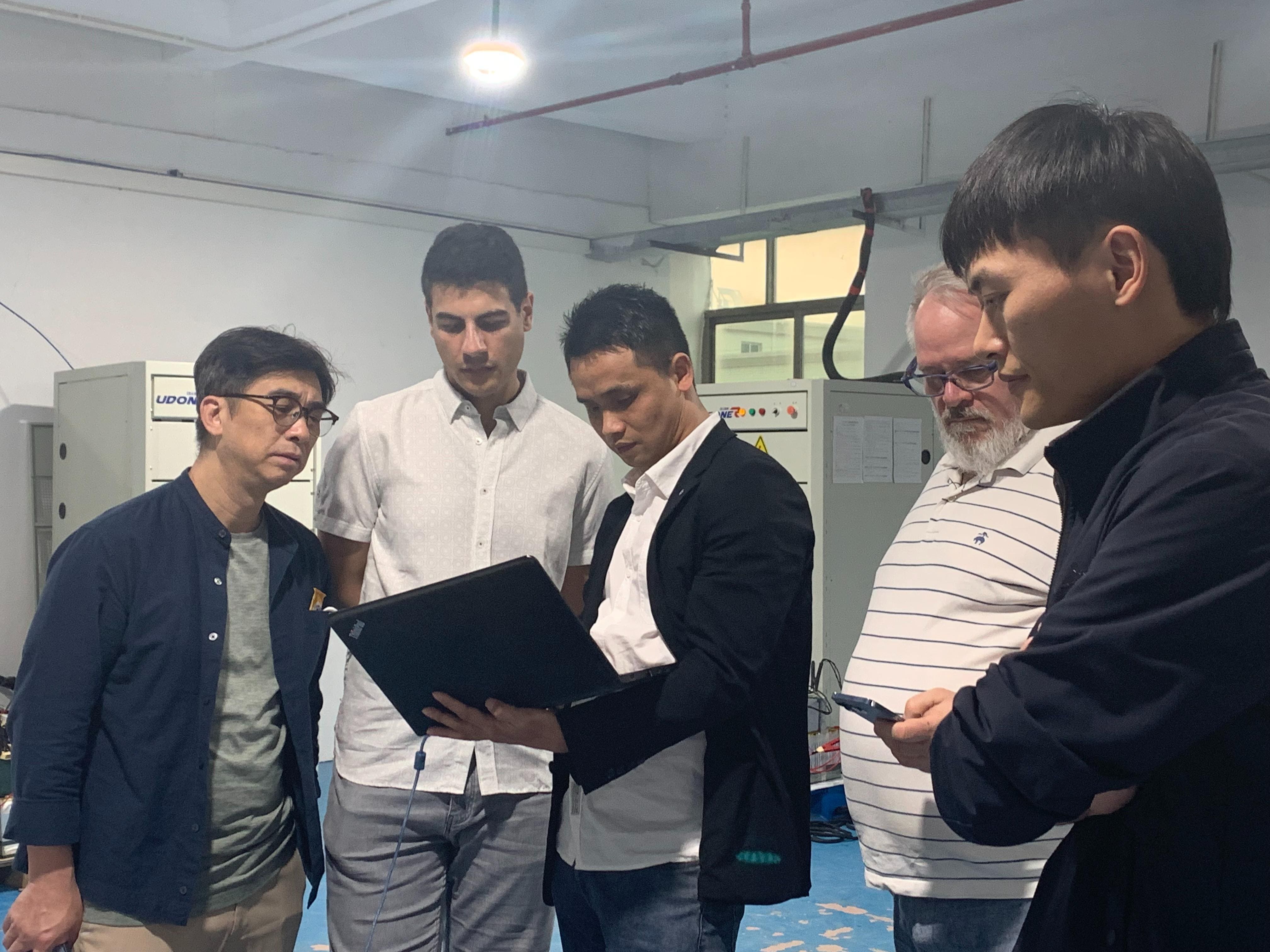 Warmly welcome European customers to visit VnicePower factory!